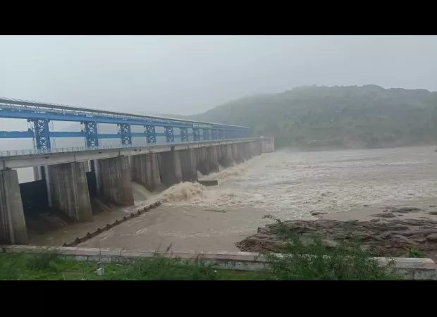 8 gates of Lahchura Dam opened, 54k cusecs of water released from Dhasan River into it.