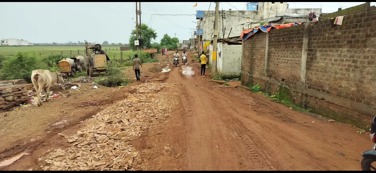 Light rain in Ganj Basoda causes potholes and pits to form on the road connecting Dharam Kanta to Kaali Pathar.