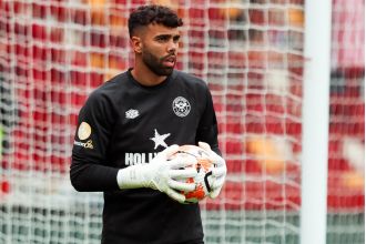 Arsenal agree to pay £30m for Brentford's David Raya to join as goalkeeper.
