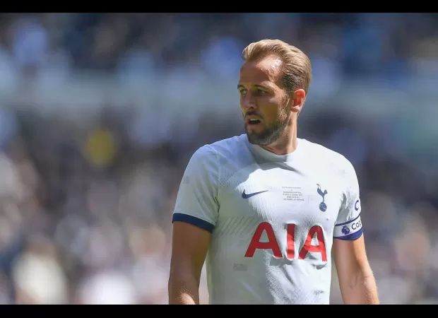 Gary Neville claims Harry Kane doesn't want Bayern and hints at secret Man Utd move next summer.