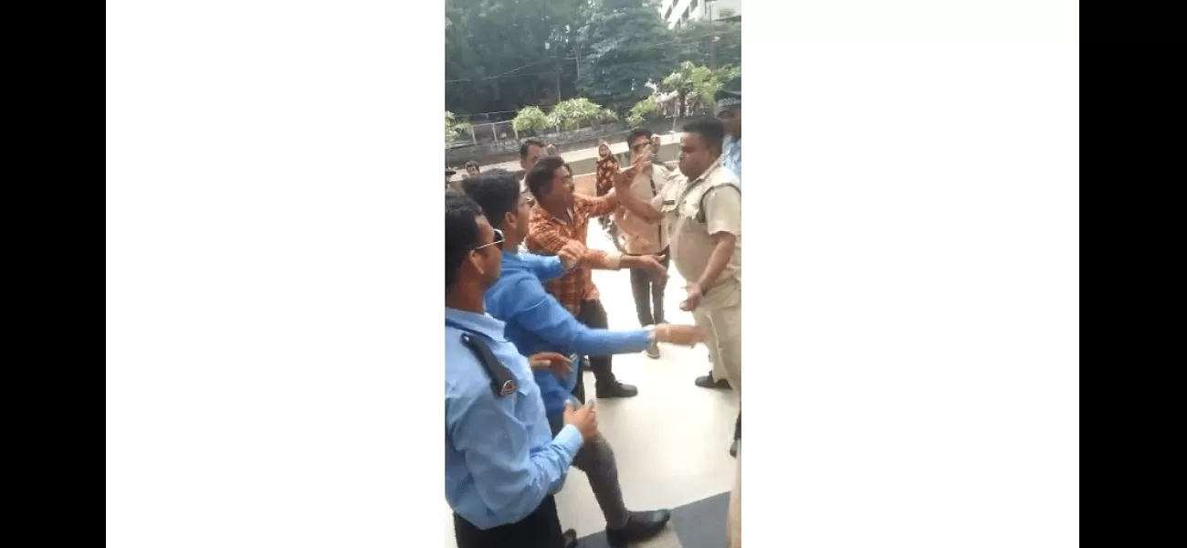 Scuffle breaks out between hospital ward boy and police officer over stretcher at Hamidia Hospital, Bhopal.