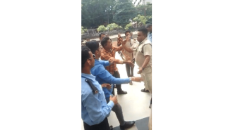 Scuffle breaks out between hospital ward boy and police officer over stretcher at Hamidia Hospital, Bhopal.