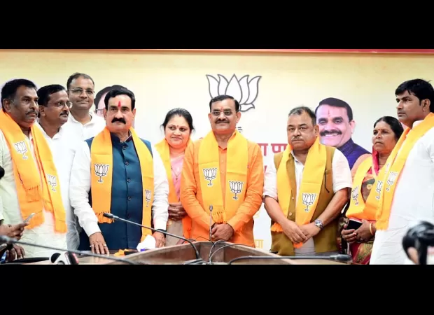 Ex-Congress MLA couple Abhay Mishra and Neelam return to BJP in Bhopal, causing a shock to the Congress.