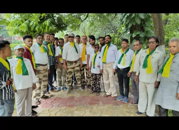 Activists of Bundelkhand Vikas Sena staged a sit-in to demand road repair in the region.
