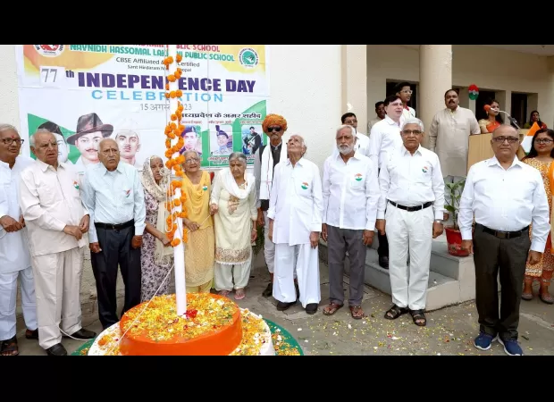 85+ citizens hoisted the tricolour at Mithi Gobindram Public School to celebrate India's Independence Day.