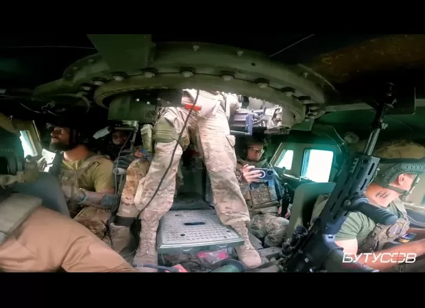 Ukrainian Humvee drives over a mine, crew survives terrifying experience.