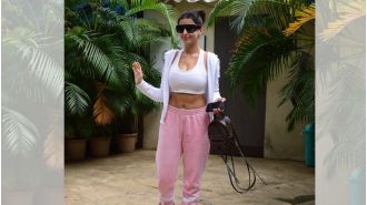 Nora Fatehi boosts her look with an expensive mini backpack (photos included).