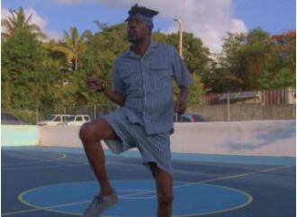 Beenie Man gave an unexpected performance to entertain passengers stranded on a grounded plane.