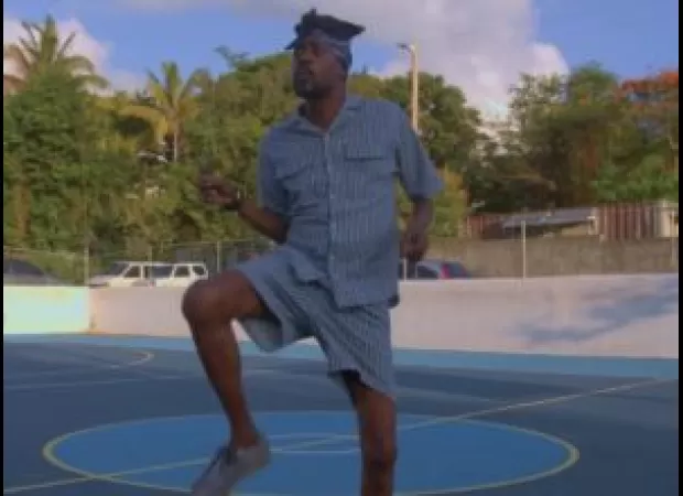 Beenie Man gave an unexpected performance to entertain passengers stranded on a grounded plane.