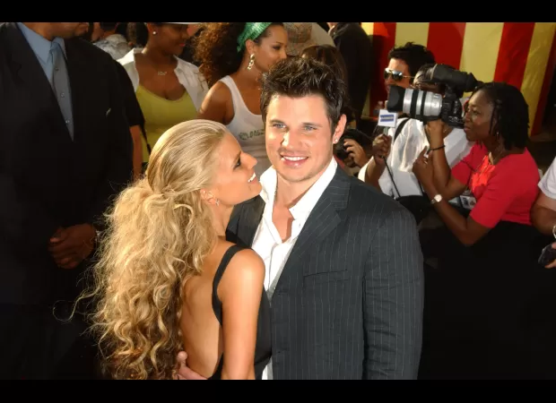 20 yrs since first ep of Newlyweds, an iconic moment in TV; still remembered & celebrated today.