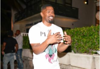 Jamie Foxx & family enjoy Mexico after health scare, making the most of vacay season.