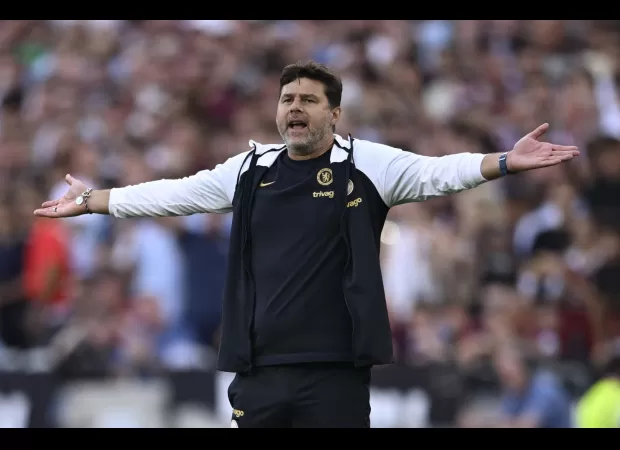 Ashley Cole slams Pochettino's choice after Chelsea's defeat to West Ham.