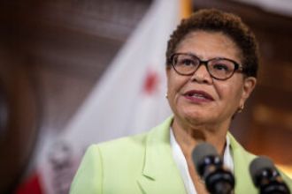 Mayor Bass slams Abbott for busing migrants to LA during a hurricane, calling it 