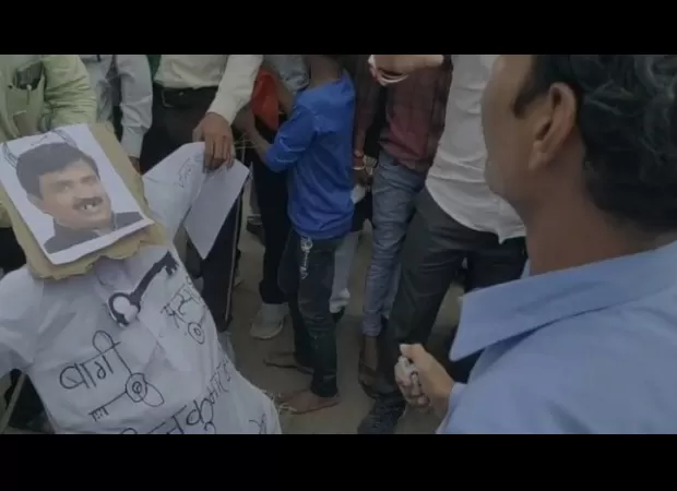 BJP workers in MP's Maheshwar create opposition to their own party's candidate Rajkumar Meo.