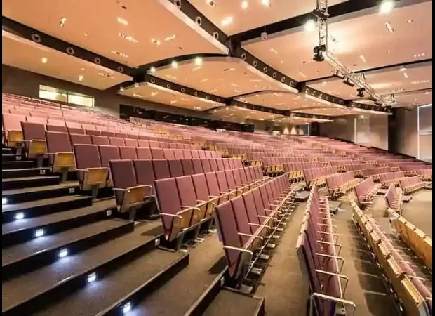 'Tukke Pe Tukka' was performed at the Lok Bharti Theater in Bhopal.