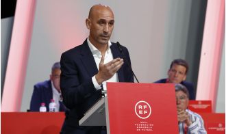 Luis Rubiales suspended by FIFA, no contact with Jenni Hermoso allowed.