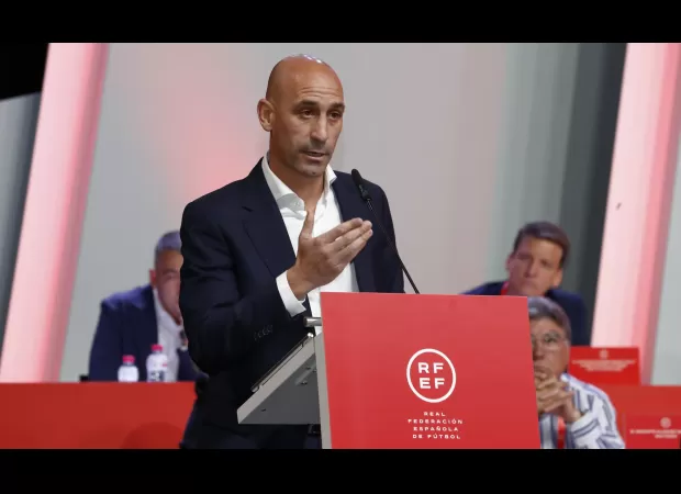 Luis Rubiales suspended by FIFA, no contact with Jenni Hermoso allowed.