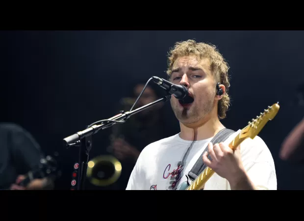 Sam Fender stopped his set at Leeds Festival due to medical emergency in audience.