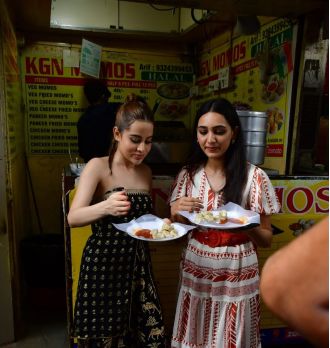 Uorfi Javed loves snacking on momos and kairi from street vendors in Mumbai.