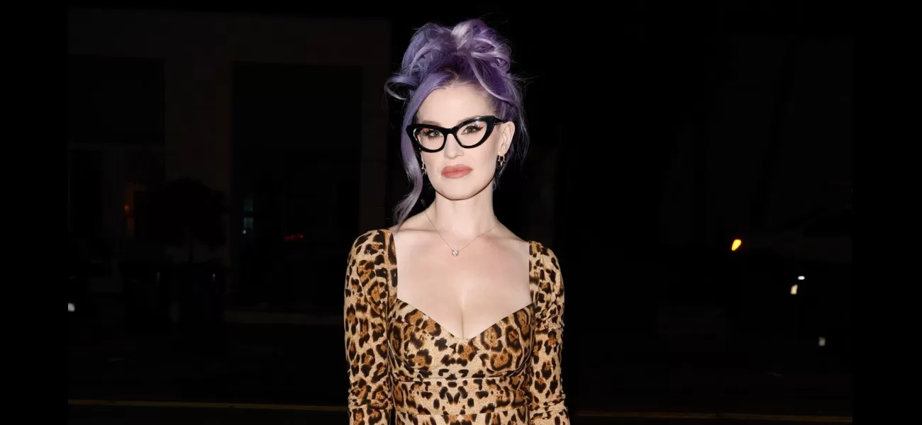 Kelly looks amazing 9 months after having her first child.