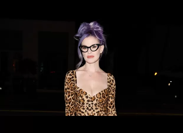 Kelly looks amazing 9 months after having her first child.