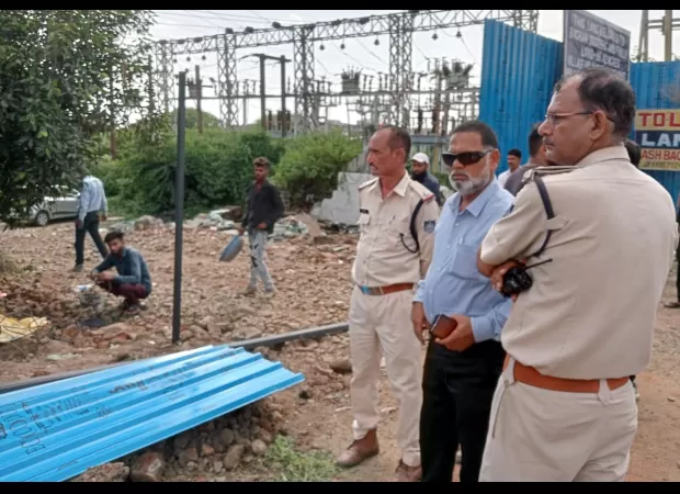 Admin removed 400 illegally parked cars from CI Motors in Bhopal.