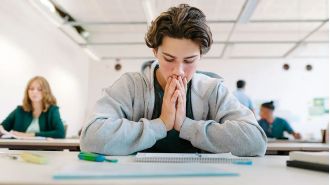 Avoiding caffeine, processed foods, and alcohol can help reduce anxiety.
Avoid caffeine, processed foods & alcohol to reduce anxiety.