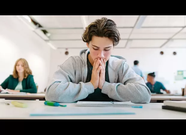 Avoiding caffeine, processed foods, and alcohol can help reduce anxiety.
Avoid caffeine, processed foods & alcohol to reduce anxiety.
