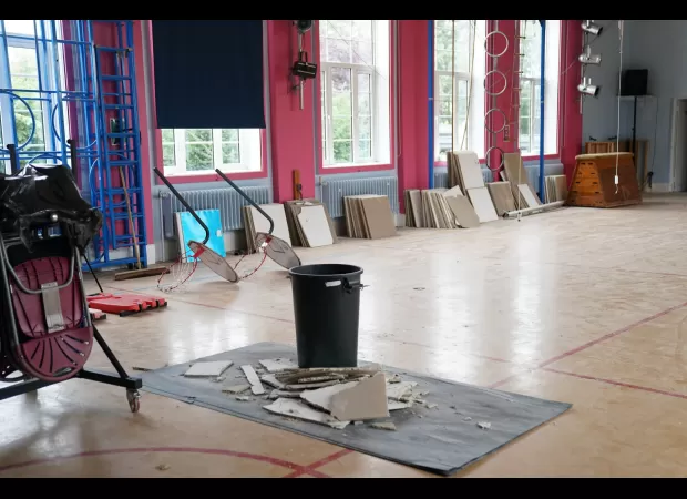 Schools minister calls response to crumbling concrete issue 