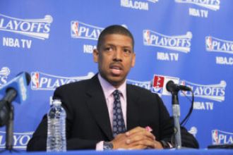 Kevin Johnson, former NBA player & Sac mayor, opened a restaurant to serve soul food & fight hunger.