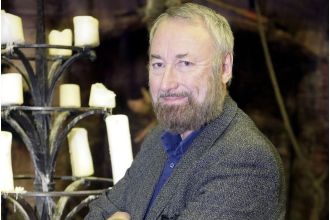 Iconic 'Coronation Street' actor passes away; TV industry mourns and honors their memory.