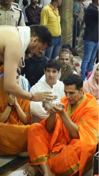 Akshay and Shikhar visited Mahakal temple with Aarav to celebrate Akshay's birthday.