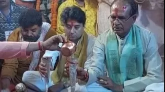 MP CM Chouhan and Jyotiraditya Scindia visited Achaleshwar Mahadev temple in Gwalior before releasing the 4th installment of Ladli Behna Yojana.
