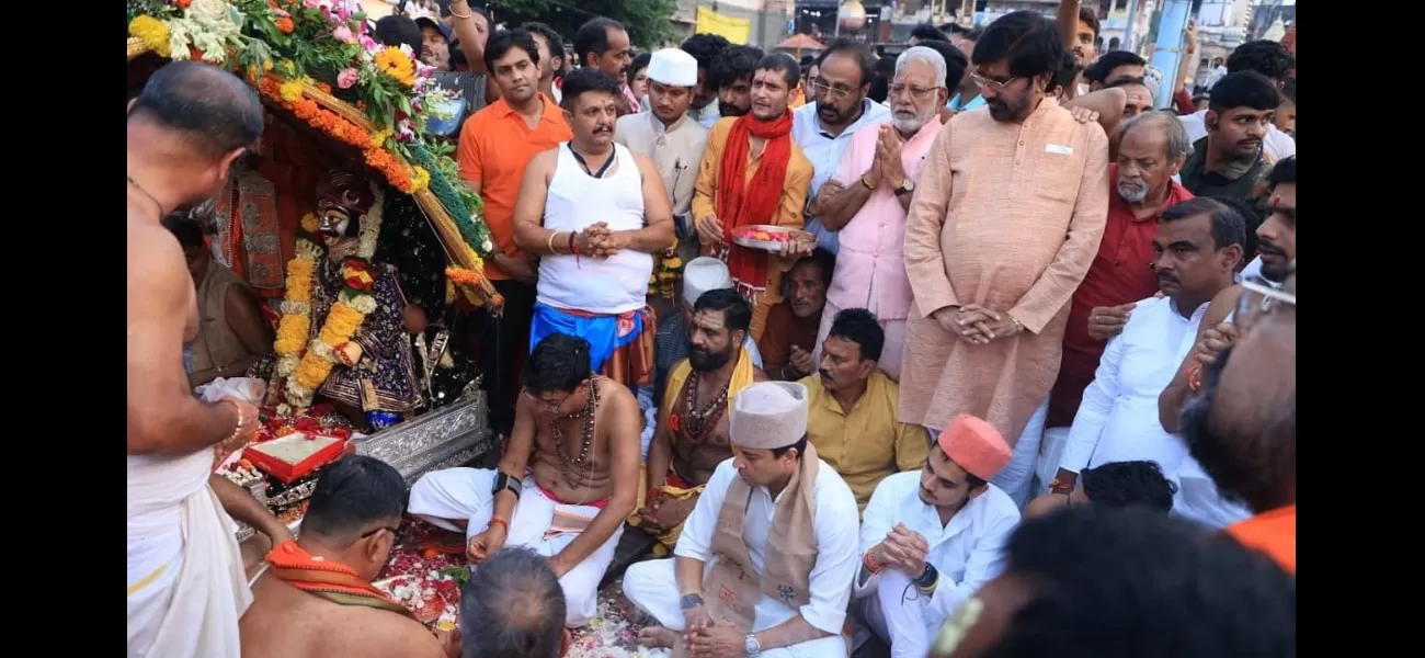 Union Minister Scindia performs Jalabhishek at Ram Ghat during the grand procession of Lord Mahakal's Shahi Sawari.