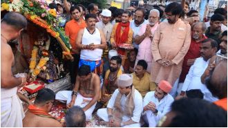 Union Minister Scindia performs Jalabhishek at Ram Ghat during the grand procession of Lord Mahakal's Shahi Sawari.