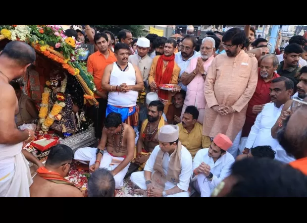 Union Minister Scindia performs Jalabhishek at Ram Ghat during the grand procession of Lord Mahakal's Shahi Sawari.