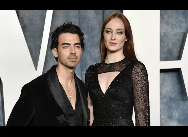 Joe Jonas tears up while singing a song dedicated to his wife Sophie Turner.