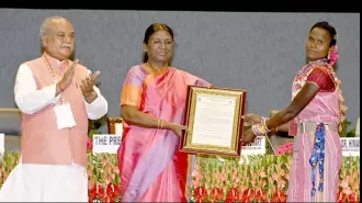 President congratulates Lahri Bai, a woman farmer from Dindori, on her success.