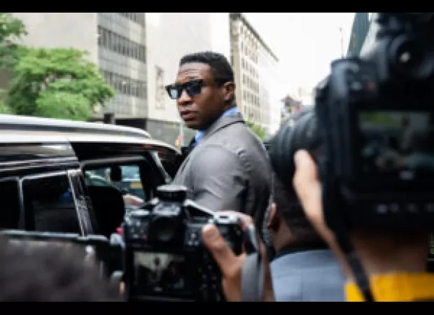 Jonathan Majors stops fight between high school girls in L.A. Burger Spot.