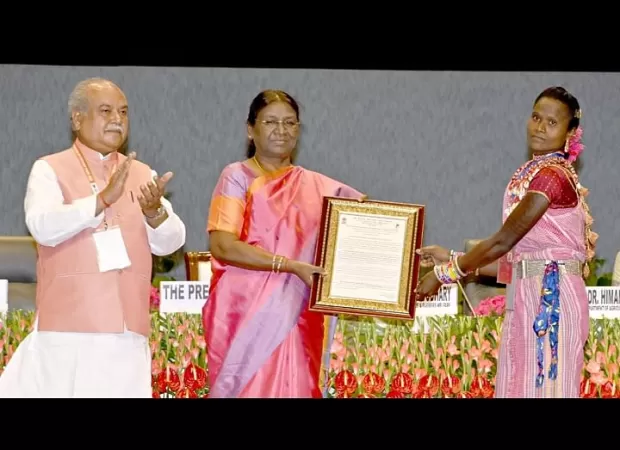 President congratulates Lahri Bai, a woman farmer from Dindori, on her success.