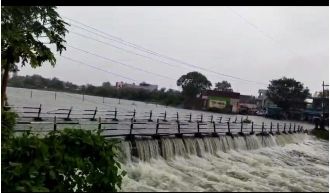 Heavy rains in Madhya Pradesh block Mangod-Manawar road.