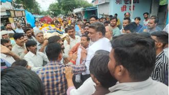 BJP and Congress workers clashed over demand for compensation after a youth was electrocuted in Bhopal.