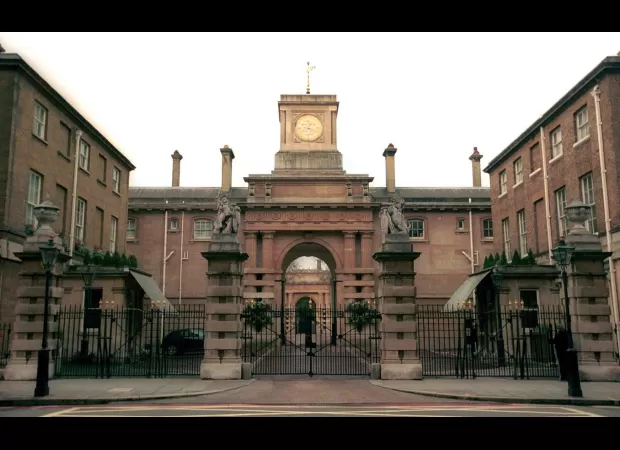 Man arrested for unlawfully entering Buckingham Palace stables.