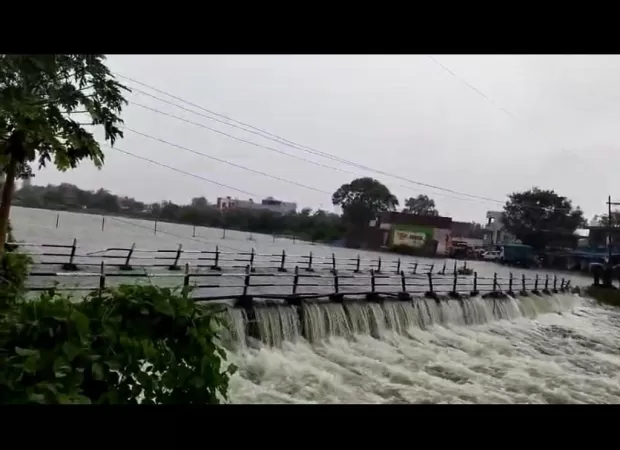 Heavy rains in Madhya Pradesh block Mangod-Manawar road.