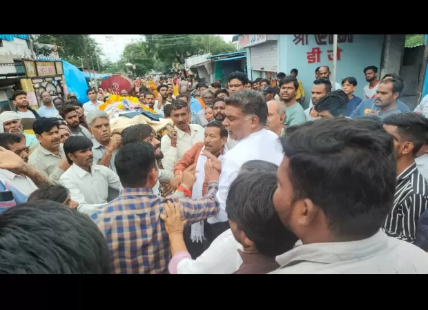 BJP and Congress workers clashed over demand for compensation after a youth was electrocuted in Bhopal.