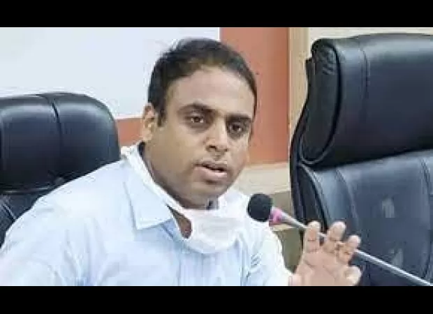 Indore Collector orders repairs of damaged roads to be done quickly.