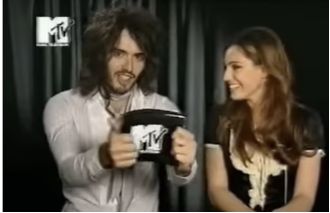 Kelly Brook gives advice to a new TV presenter in a recently shared video.