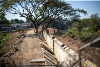 DR closes borders with Haiti due to canal dispute and racial tensions.