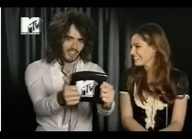 Kelly Brook gives advice to a new TV presenter in a recently shared video.