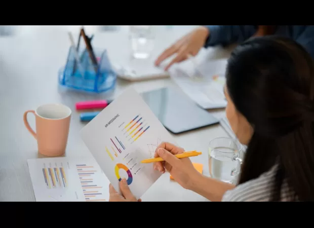 Calculate the ratio of sales made to total prospects contacted.